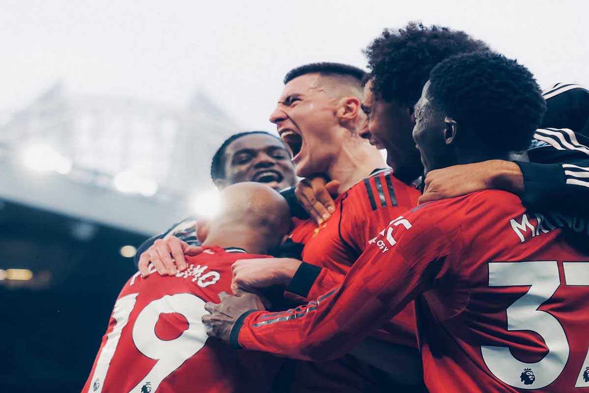 Manchester United naik peringkat klasemen