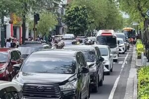 Malioboro Macet Parah, Ribuan Kendaraan Wisatawan Padati Jantung Kota Yogyakarta